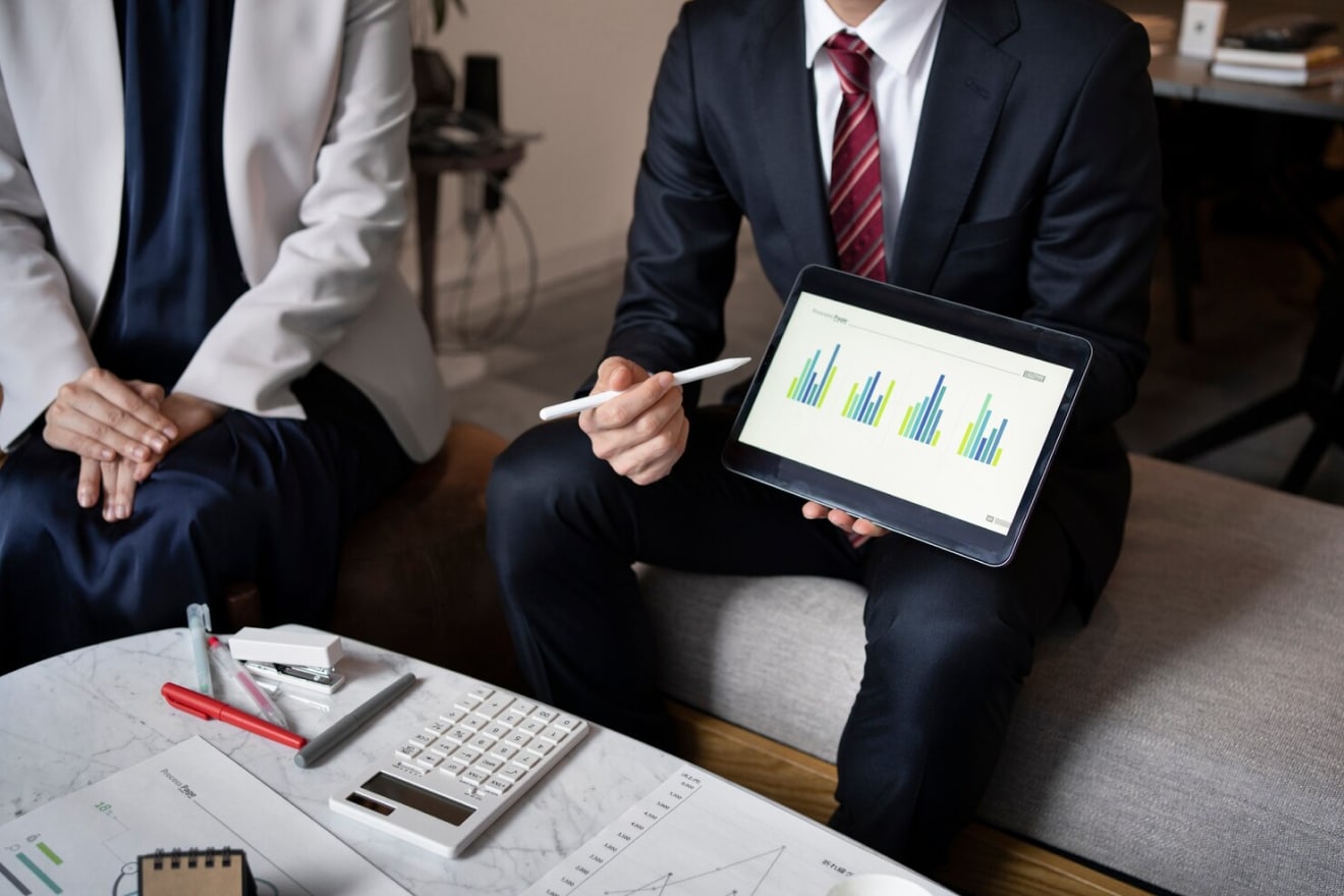 Event-driven investing exploits pricing inefficiencies caused by significant corporate events. Discover common event-driven strategies and examples below.